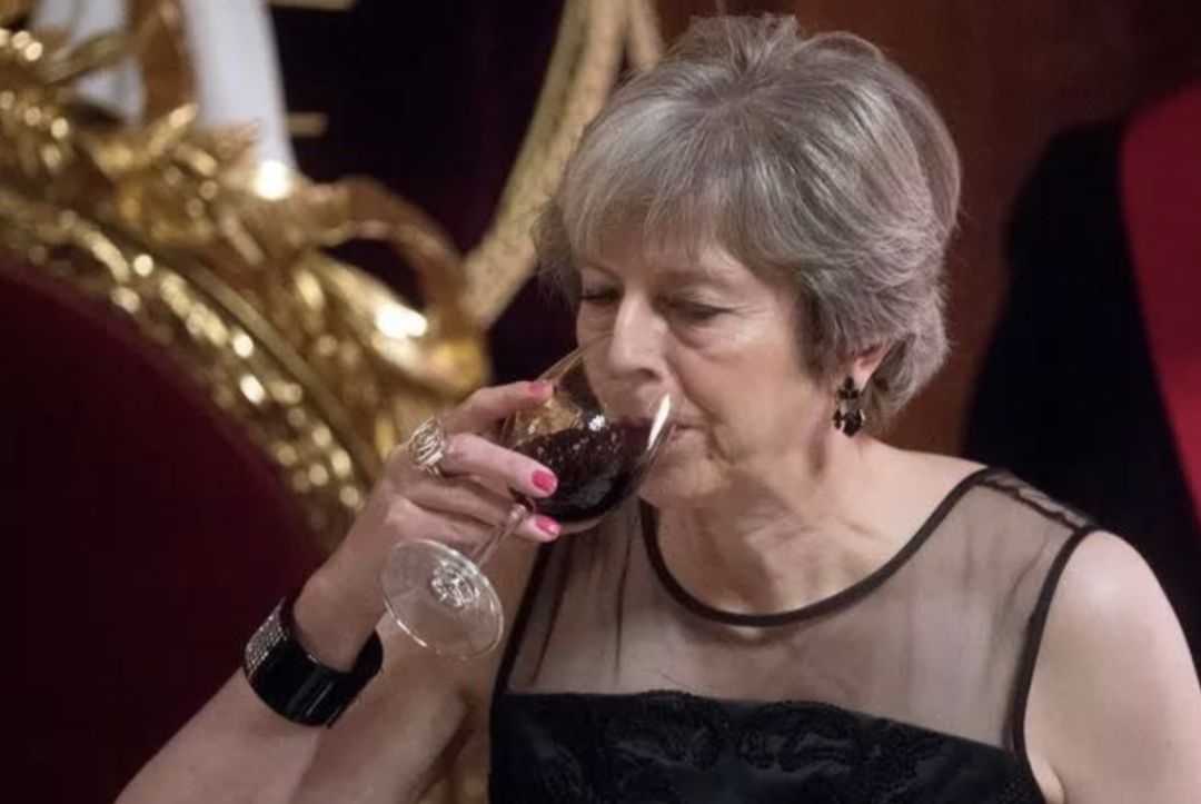 英国女王原来是个酒桶?92岁也疯狂
